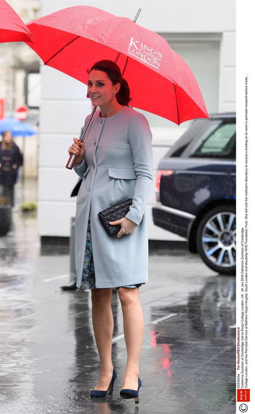 Księżna Kate w błękitnym płaszczu pokazała spory brzuszek