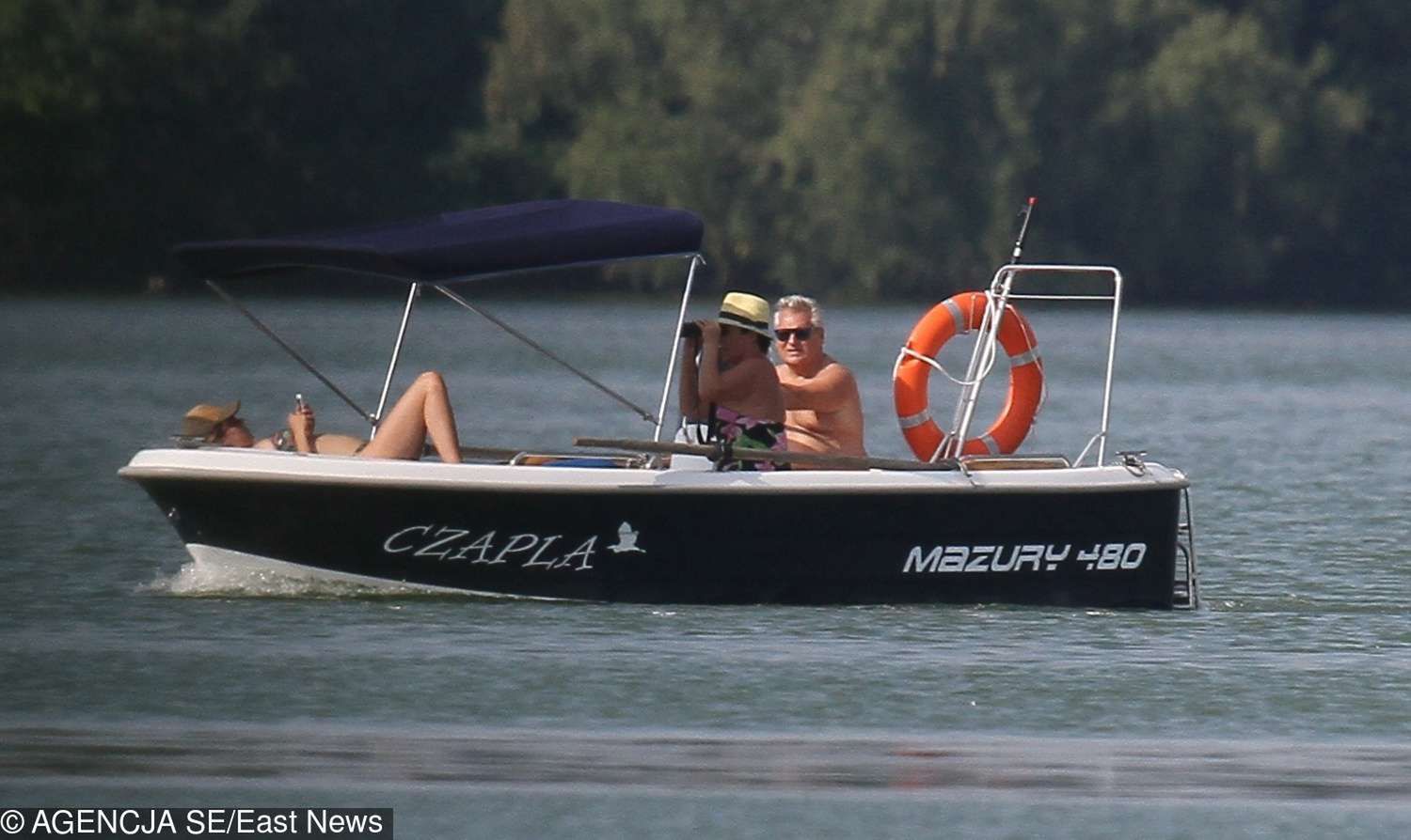 Ola Kwąsniewska, Jolanta Kwaśniewska i Aleksander Kwaśniewski z psem na Mazurach