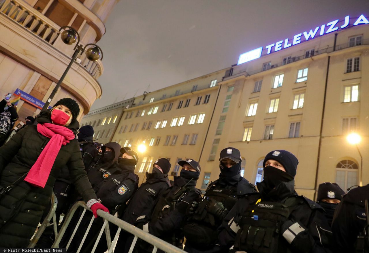 Protesty w obronie mediów przed siedzibą TVP