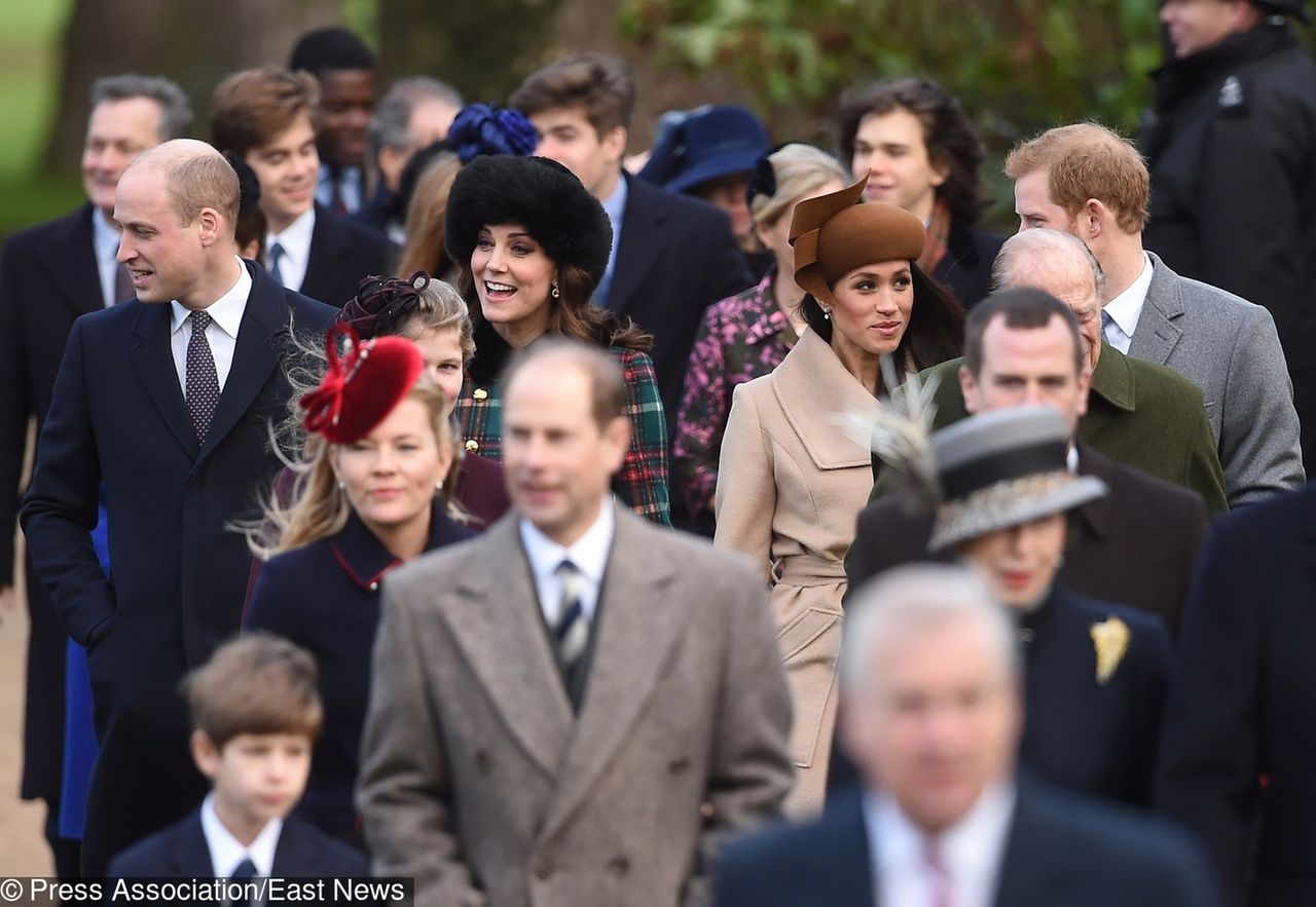 Brytyjska rodzina królewska w drodze na mszę świętą (Kate, Meghan, Harry, Filip, Beatrycze)
