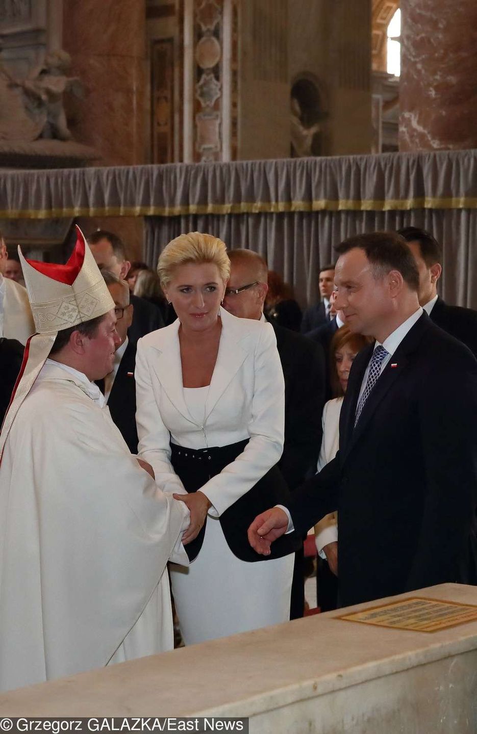Agata Duda i Andrzej Duda przy grobie Jana Pawła II w Watykanie