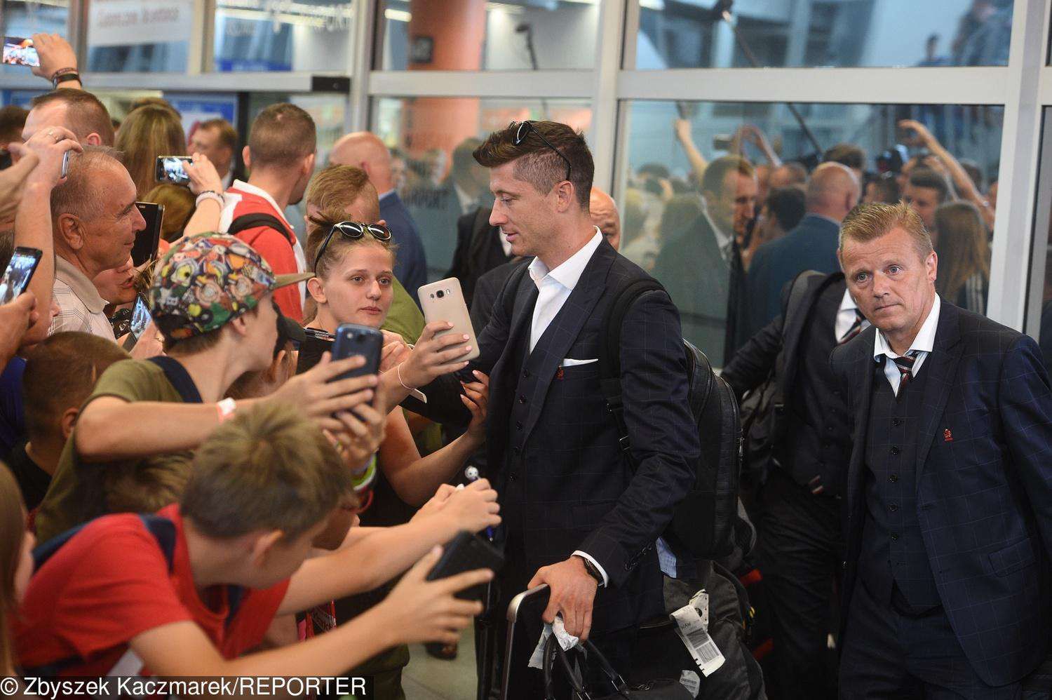 Robert Lewandowski na lotnisku – powrót z Mundialu 2018 w Rosji