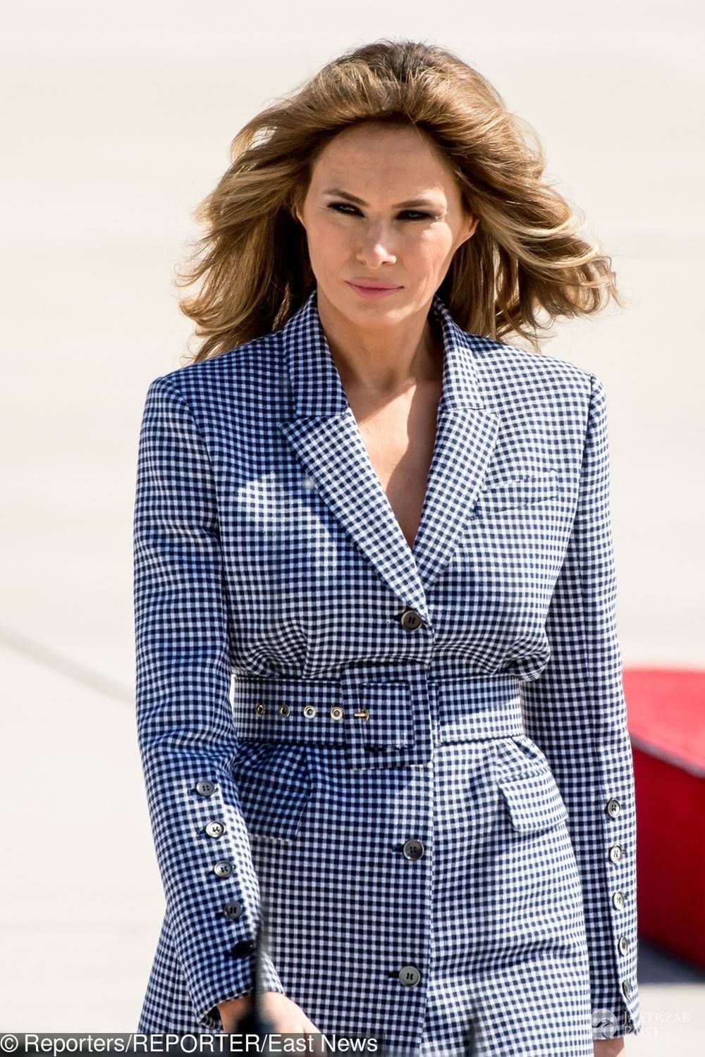 Melania Trump w płaszczu w kratkę