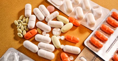 Tych leków nigdy ze sobą nie łącz. Farmaceutka ostrzega
