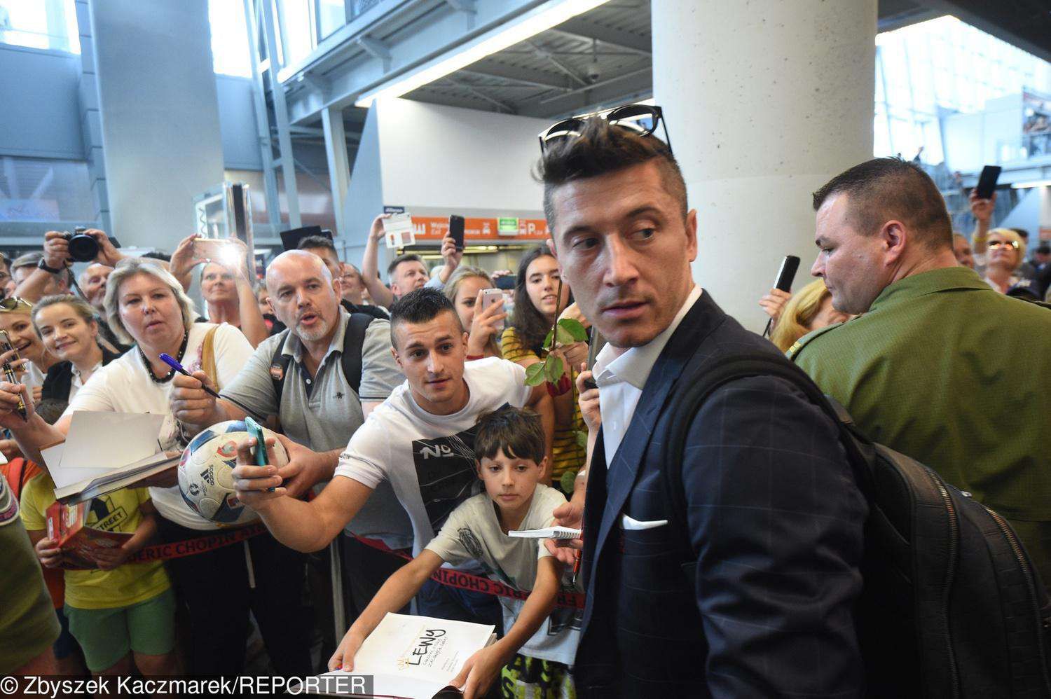 Robert Lewandowski na lotnisku – powrót z Mundialu 2018 w Rosji