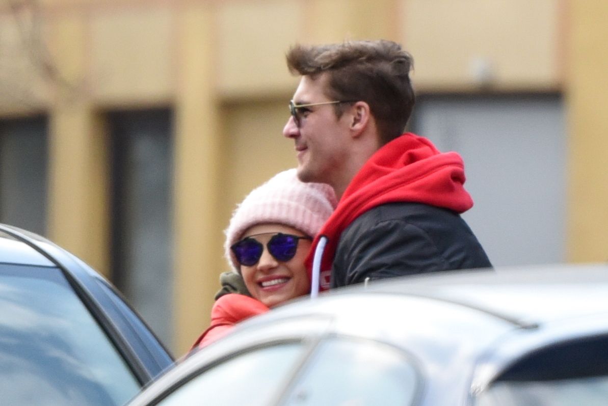 Mikołaj Roznerski i Adriana Kalska całują się na randce