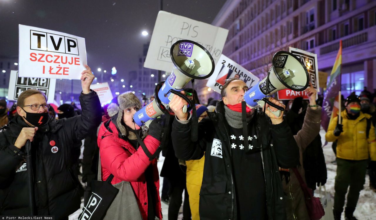 Protesty w obronie mediów przed siedzibą TVP