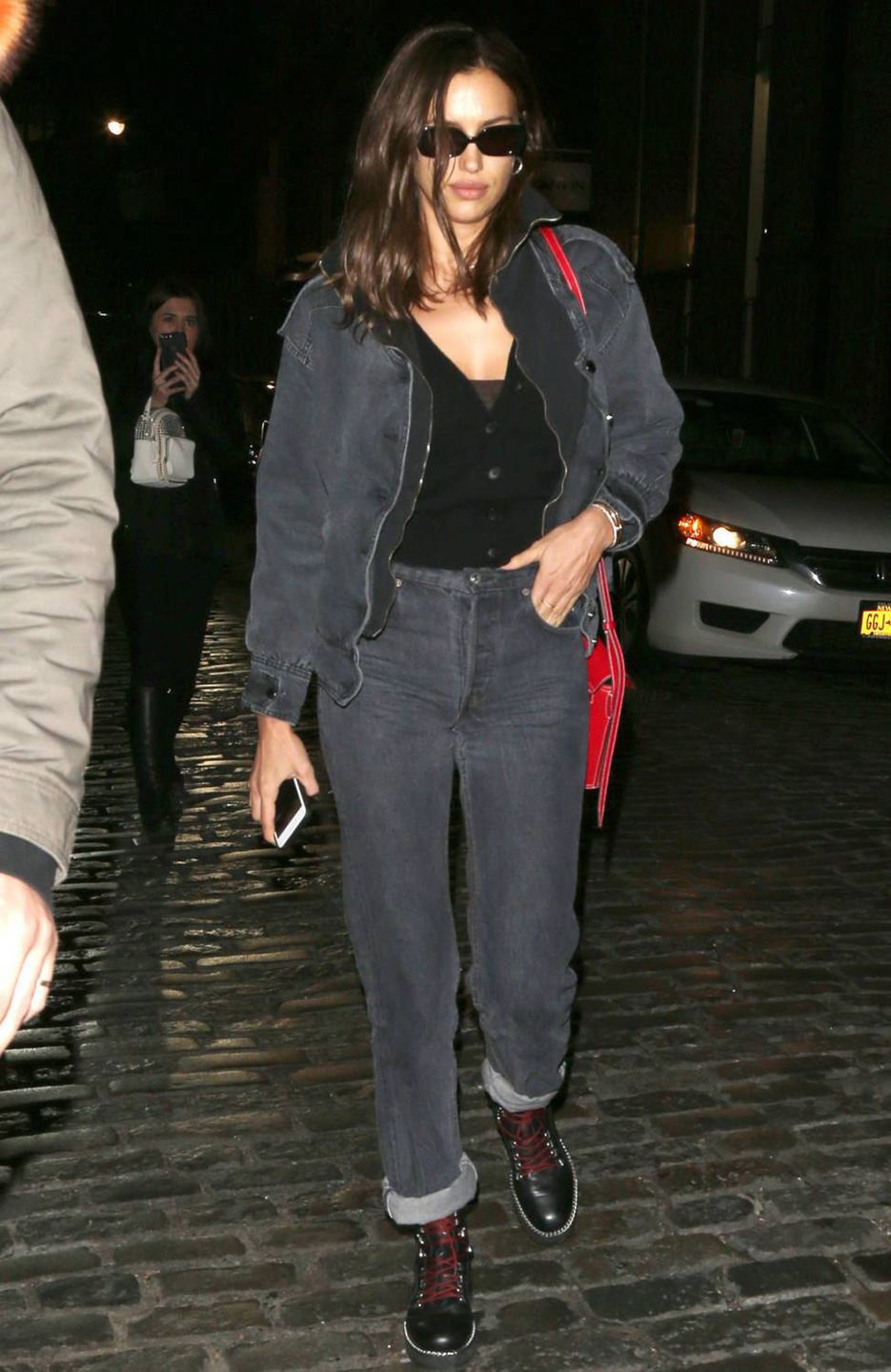 Irina Shayk w dżinsowej stylizacji i topornych butach
