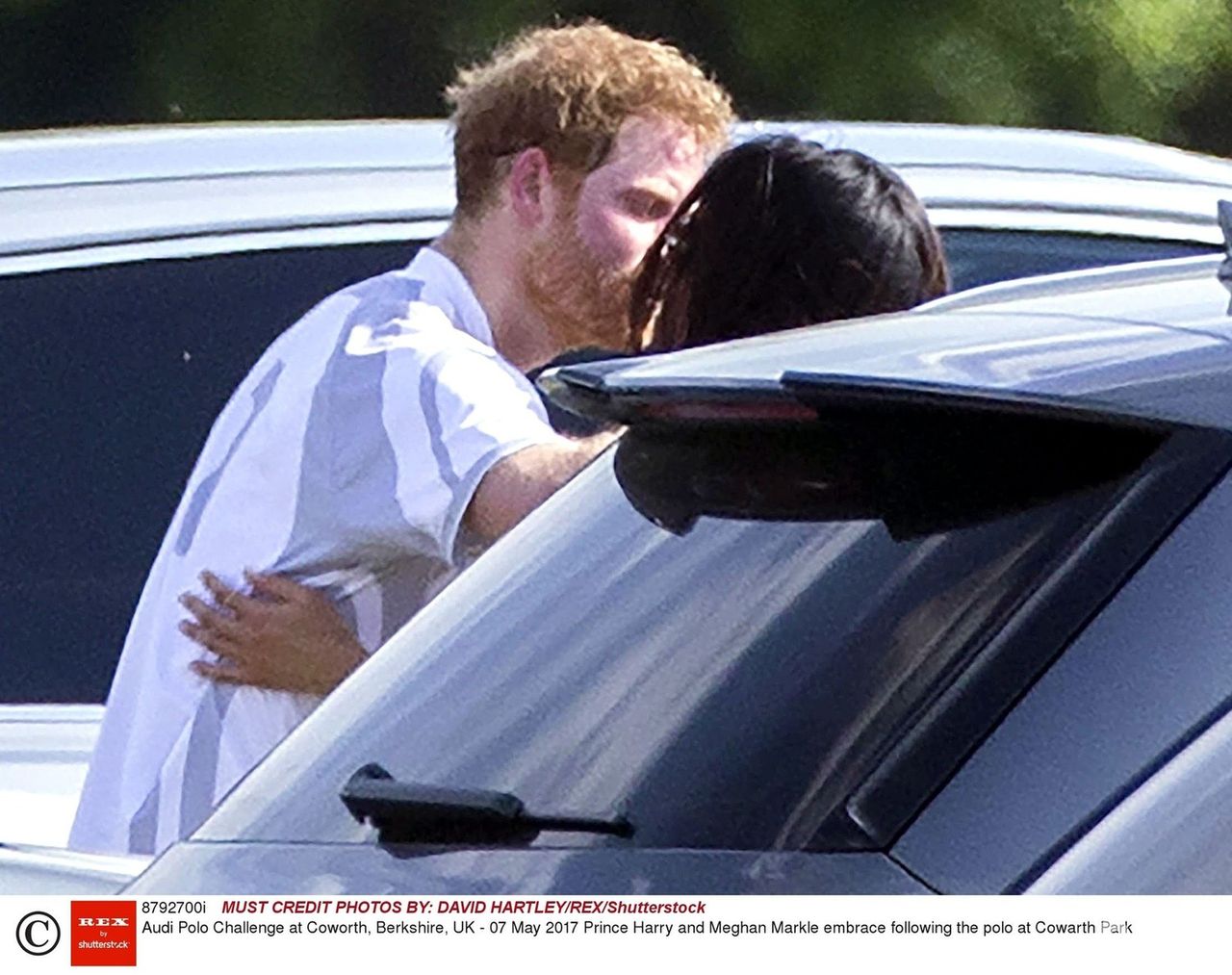 Meghan Markle całuje się z księciem Harrym