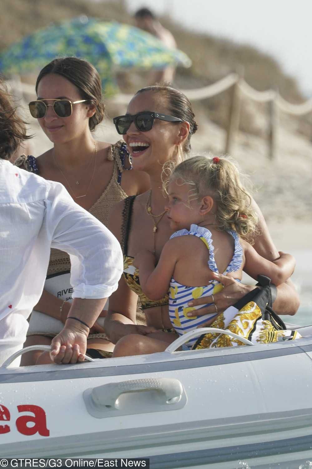 Irina Shayk w kreacji Versace z córką Leą na wakacjach w Hiszpanii