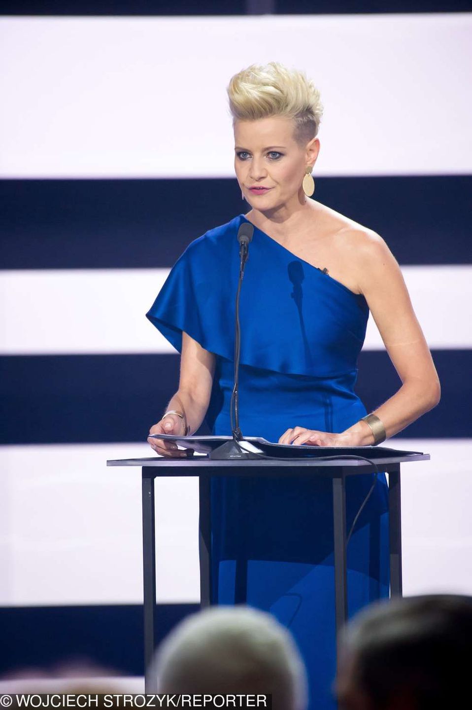 Małgorzata Kożuchowska w kobaltowej sukience – Dwa Teatry 2018