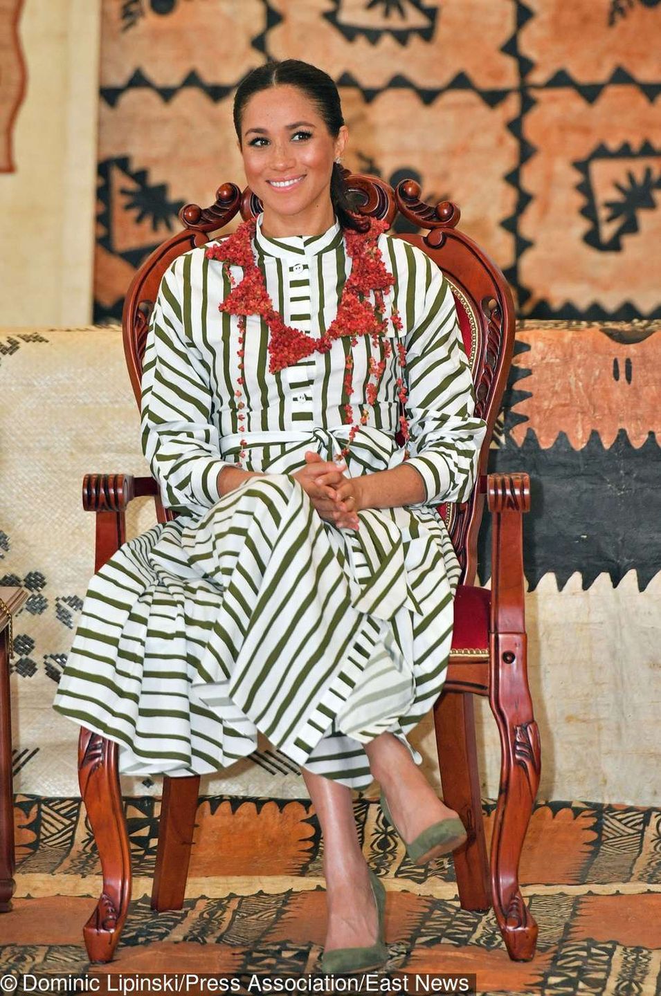 Meghan Markle w sukience w paski na wyspie Tonga