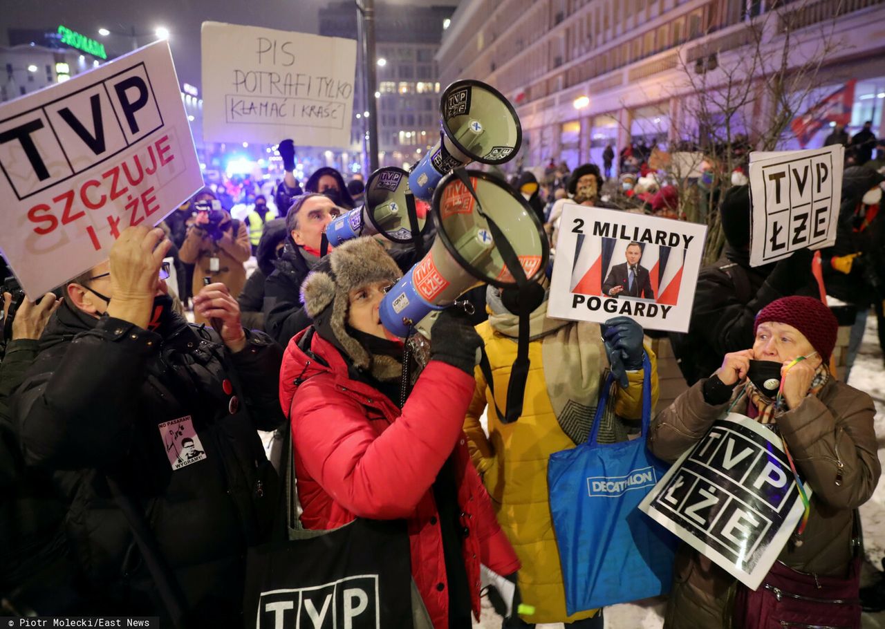 Protesty w obronie mediów przed siedzibą TVP