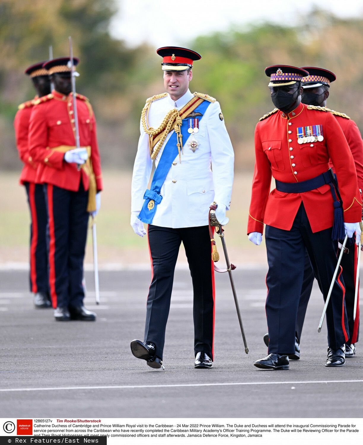 Księżna Kate i książę William podczas parady wojskowej na Jamajce
