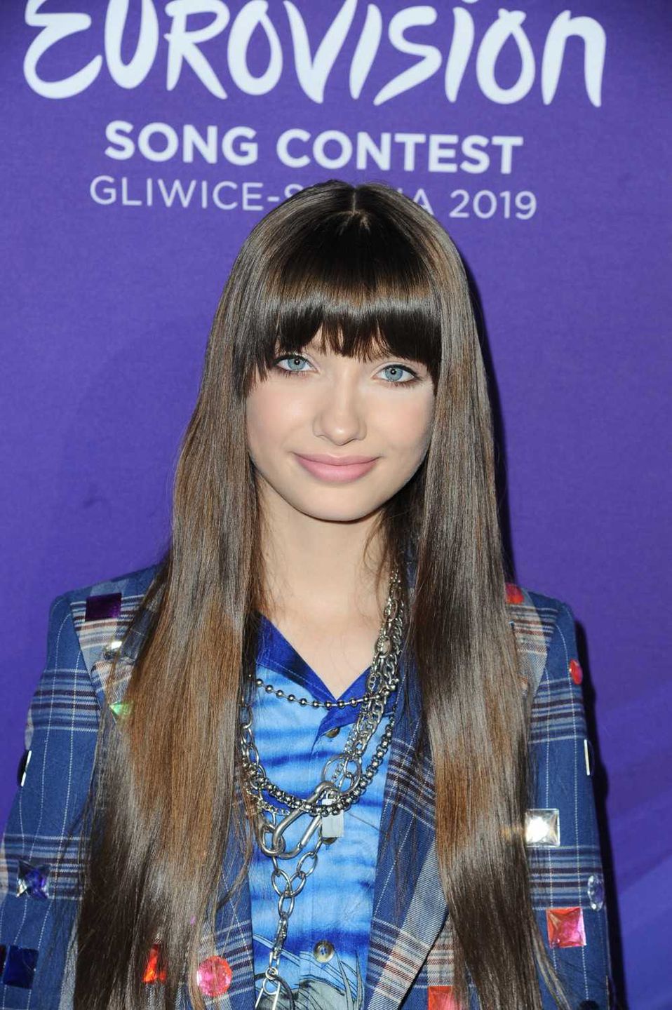 Viki Gabor w niebieskiej stylizacji. Podpisanie umowy na organizację Konkursu Eurowizji Junior 2019
