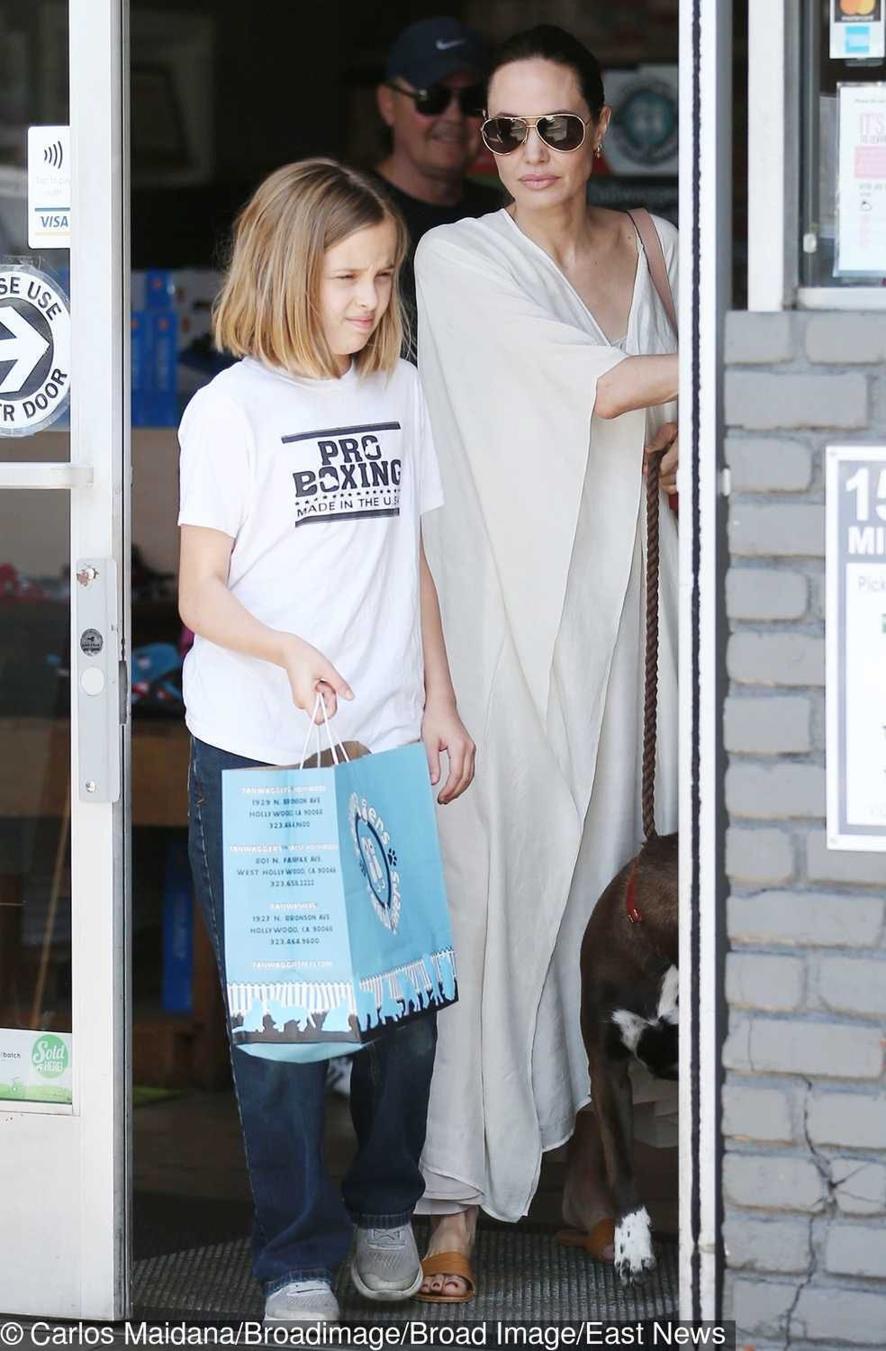 Angelina Jolie z córką Vivienne i psem na zakupach