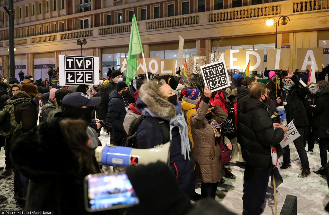 Protesty w obronie mediów przed siedzibą TVP