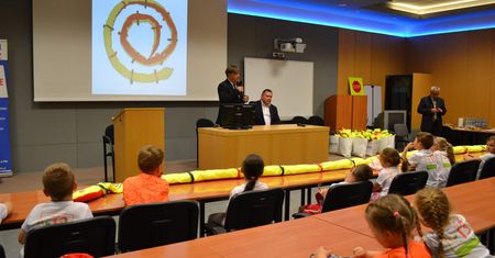 WORD podarował dzieciom odblaskowe węże