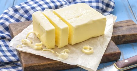 Przechowywanie masła. Wyjmij je z lodówki