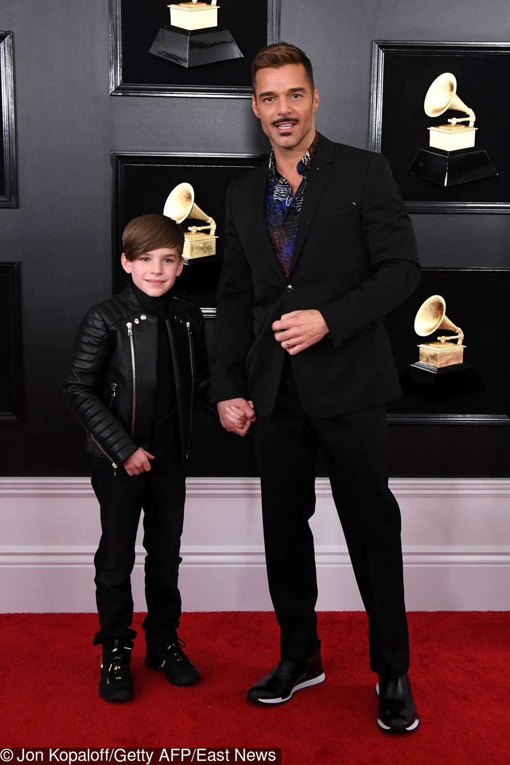 Ricky Martin (garnitur: BERLUTI) z synem Matteo (w Balmain) – Grammy 2019