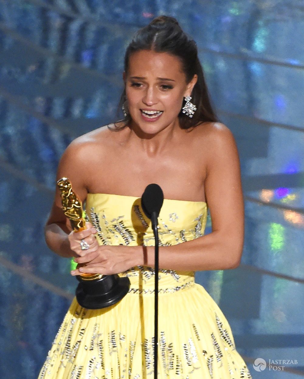 Alicia Vikander odbiera statuetkę za najlepszą rolę drugoplanową (fot East News)