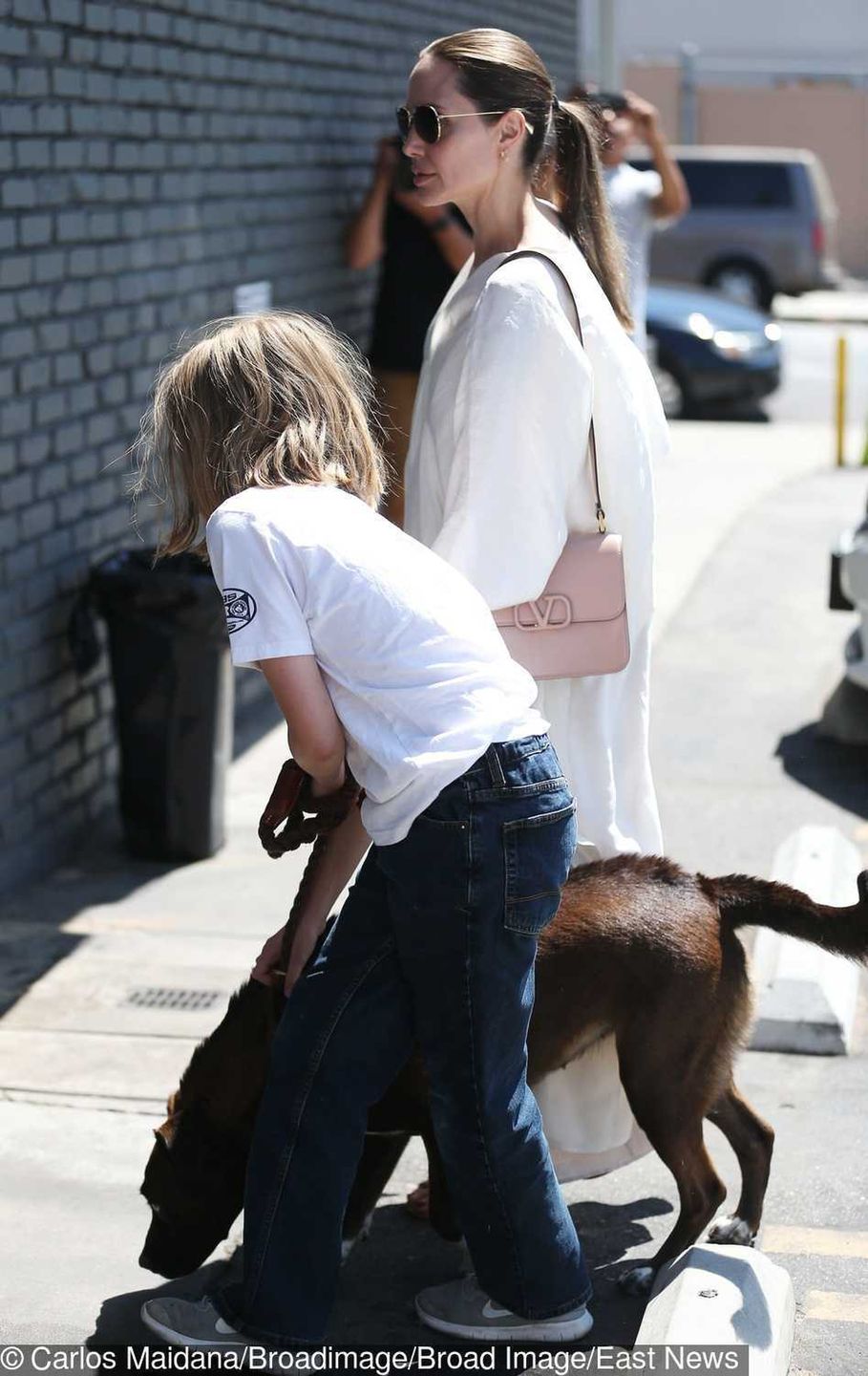 Angelina Jolie z córką Vivienne i psem na zakupach