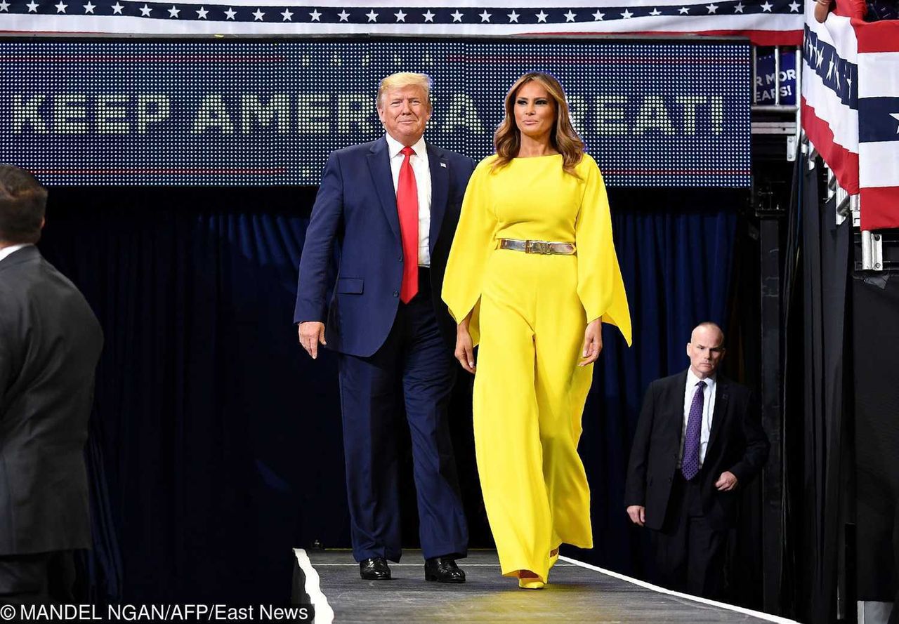 Melania Trump w żółtym kombinezonie wspiera Donalda Trumpa