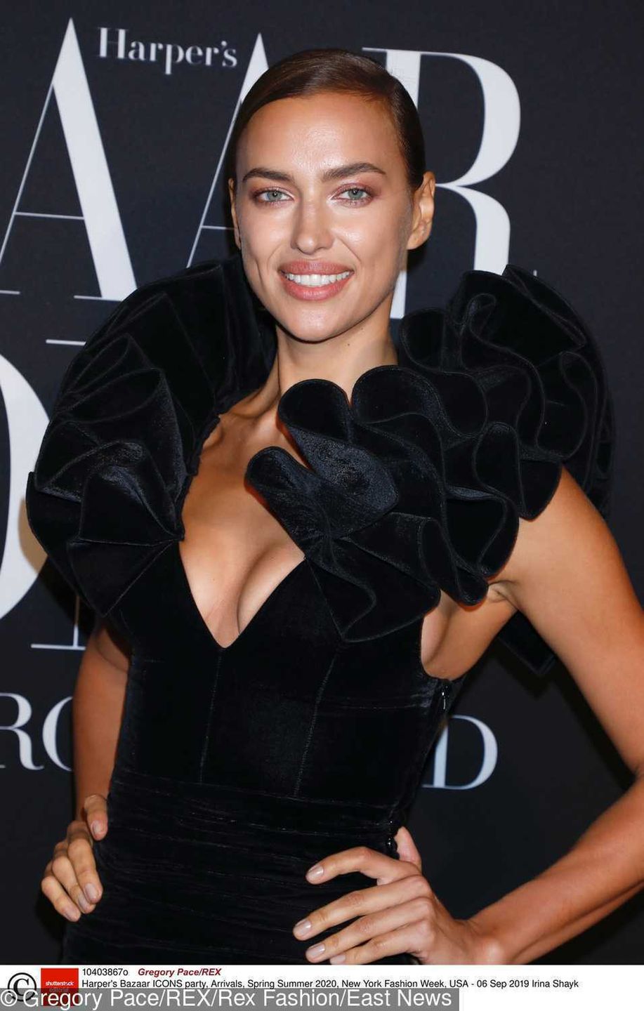 Irina Shayk w komplecie z H&M na Bazaar Icons 2019