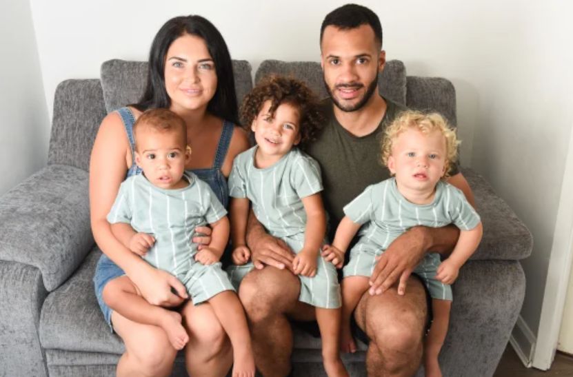 Bliźnięta z rodzicami i starszym bratem