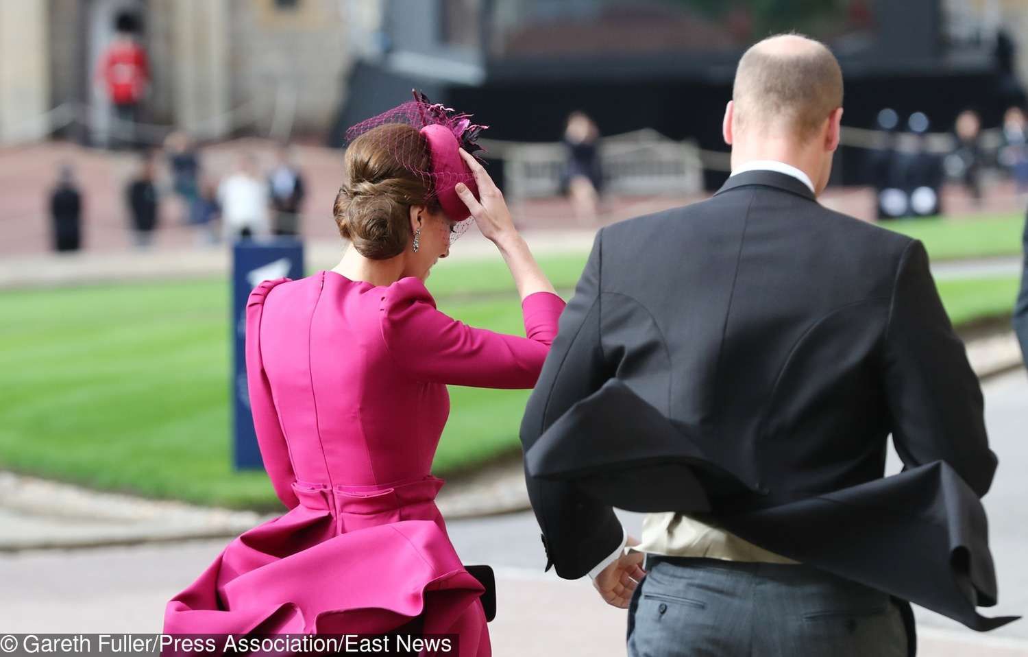 Tył sukienki księżnej Kate na ślubie księżniczki Eugenii