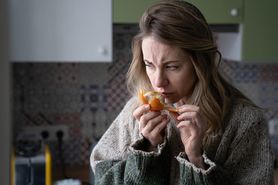 Koronawirus. Witamina A w kroplach pomoże odzyskać węch po COVID-19?