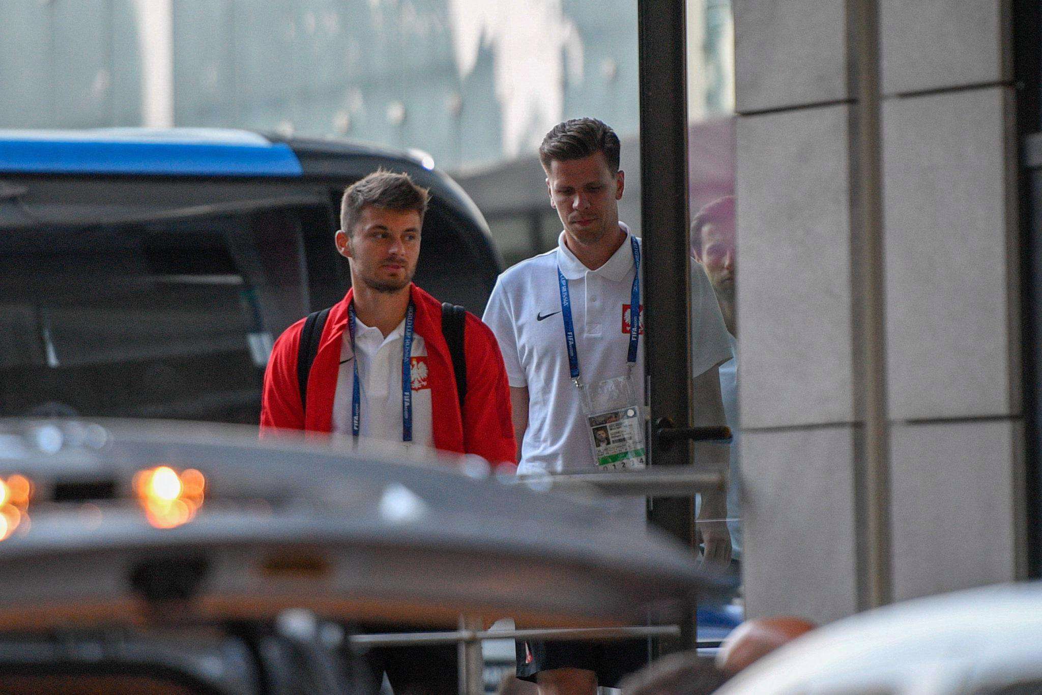 Smutni Karol Linetty i Wojciech Szczęsny po meczu Polska-Kolumbia na Mundialu 2018