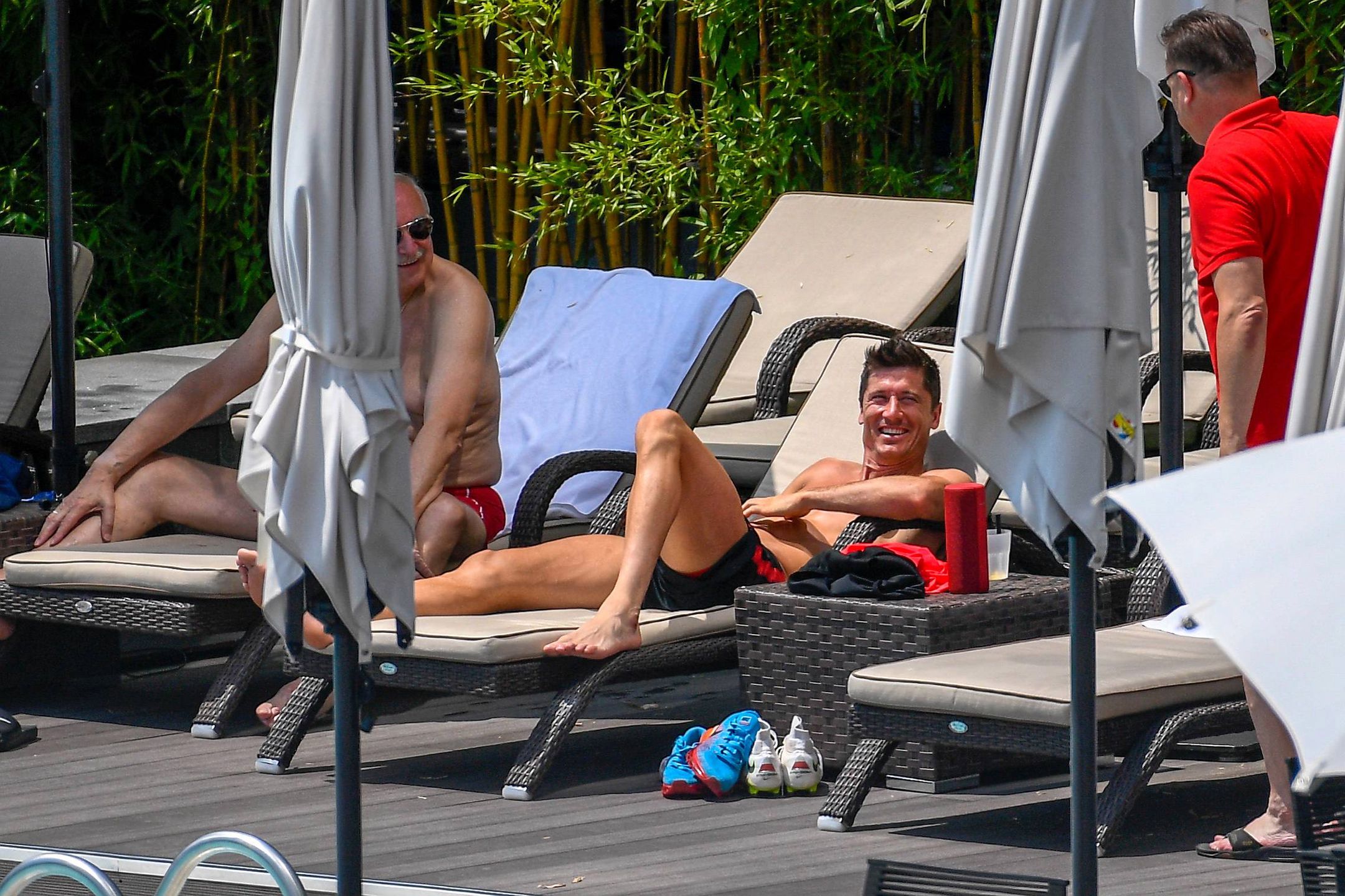 Robert Lewandowski bez koszulki nad basenem w Moskwie przed meczem Polska-Senegal (Mundial 2018)