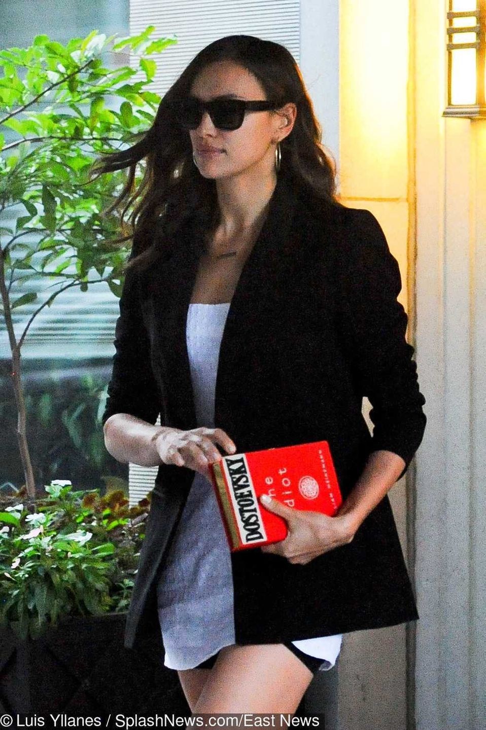 Irina Shayk z torebką imitującą książkę "The Idiot"