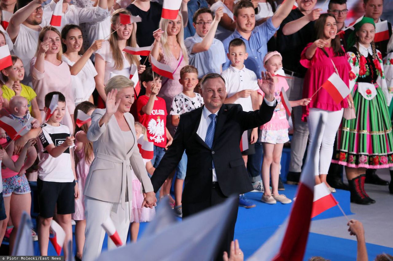 Andrzej Duda wygrał pierwszą turę wyborów prezydenckich. Wspiera go żona, Agata