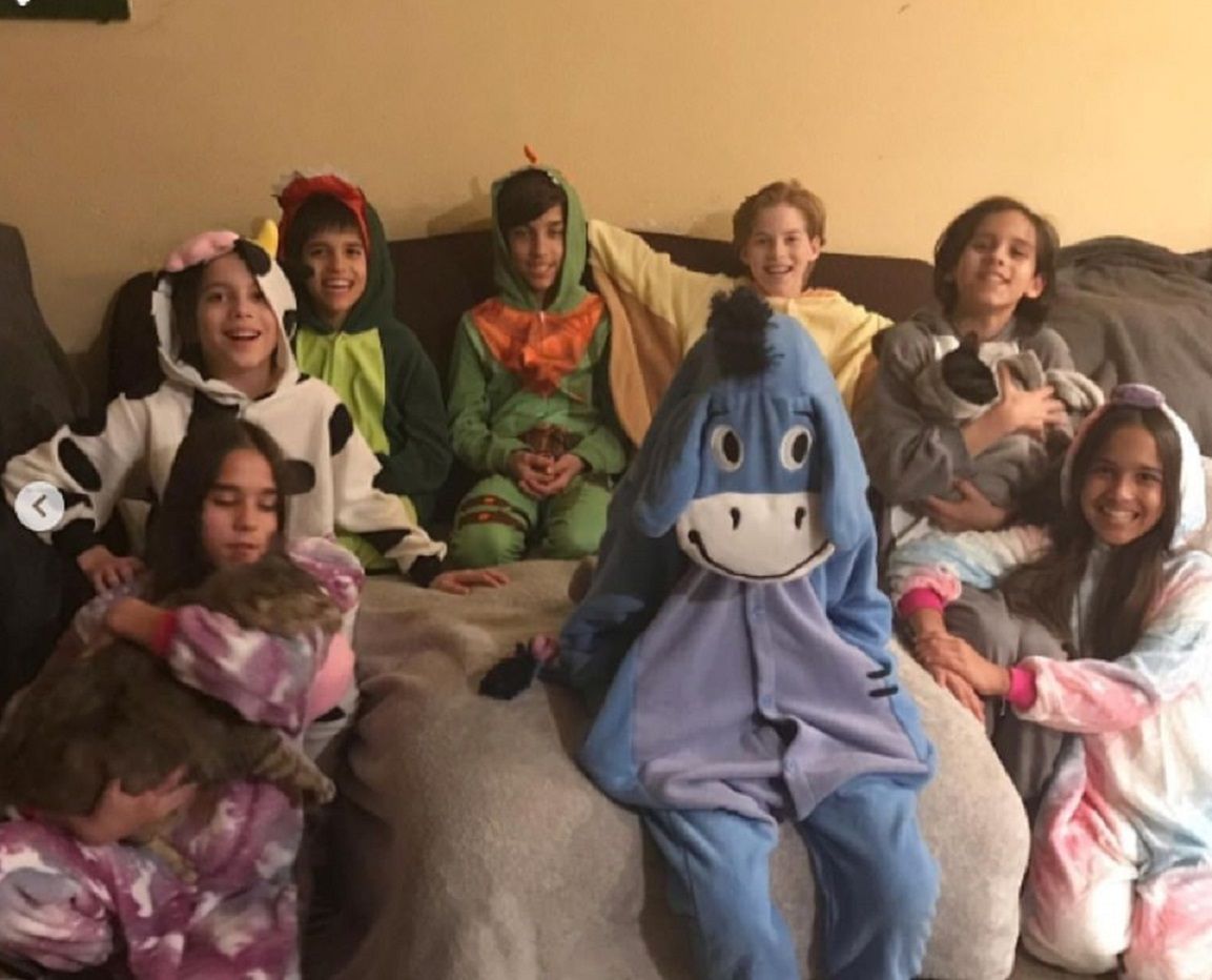 Ósemka dzieci zapozowała w śmiesznych kombinezonach 