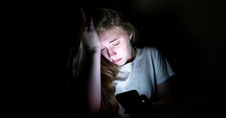 Grube czarne rajstopy, grube swetry w ciepłe dni bardzo często skrywają rany po samookaleczeniach. Ostrzega ojciec