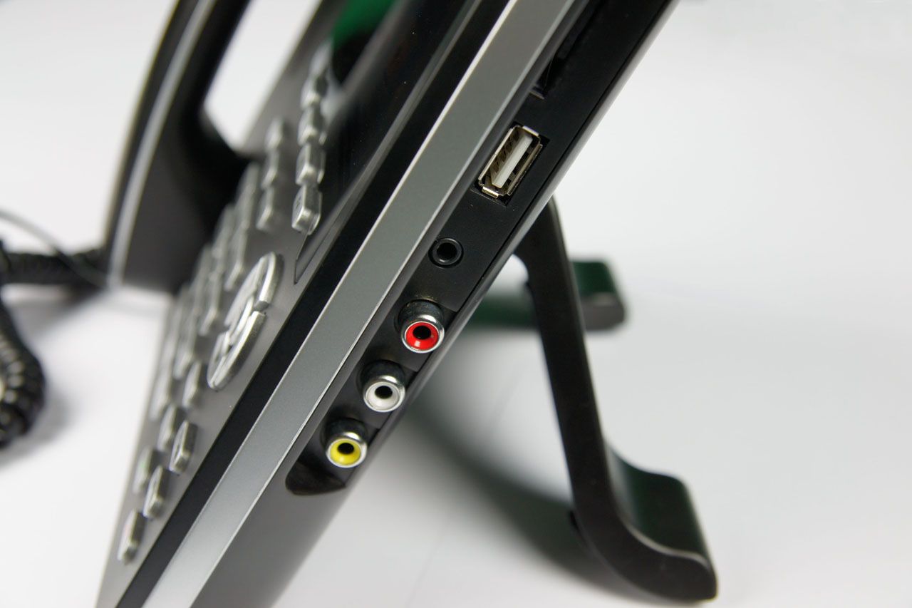 Gniazda A/V, wyjście słuchawkowe, port USB oraz slot kart