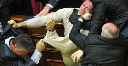 Wstyd! Ci politycy zachowali się skandalicznie! Pobili się na wizji