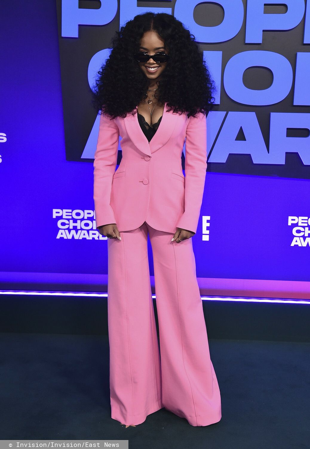 H.E.R. - People's Choice Awards 2021, kreacja: Carolina Herrera | fot. eastnews