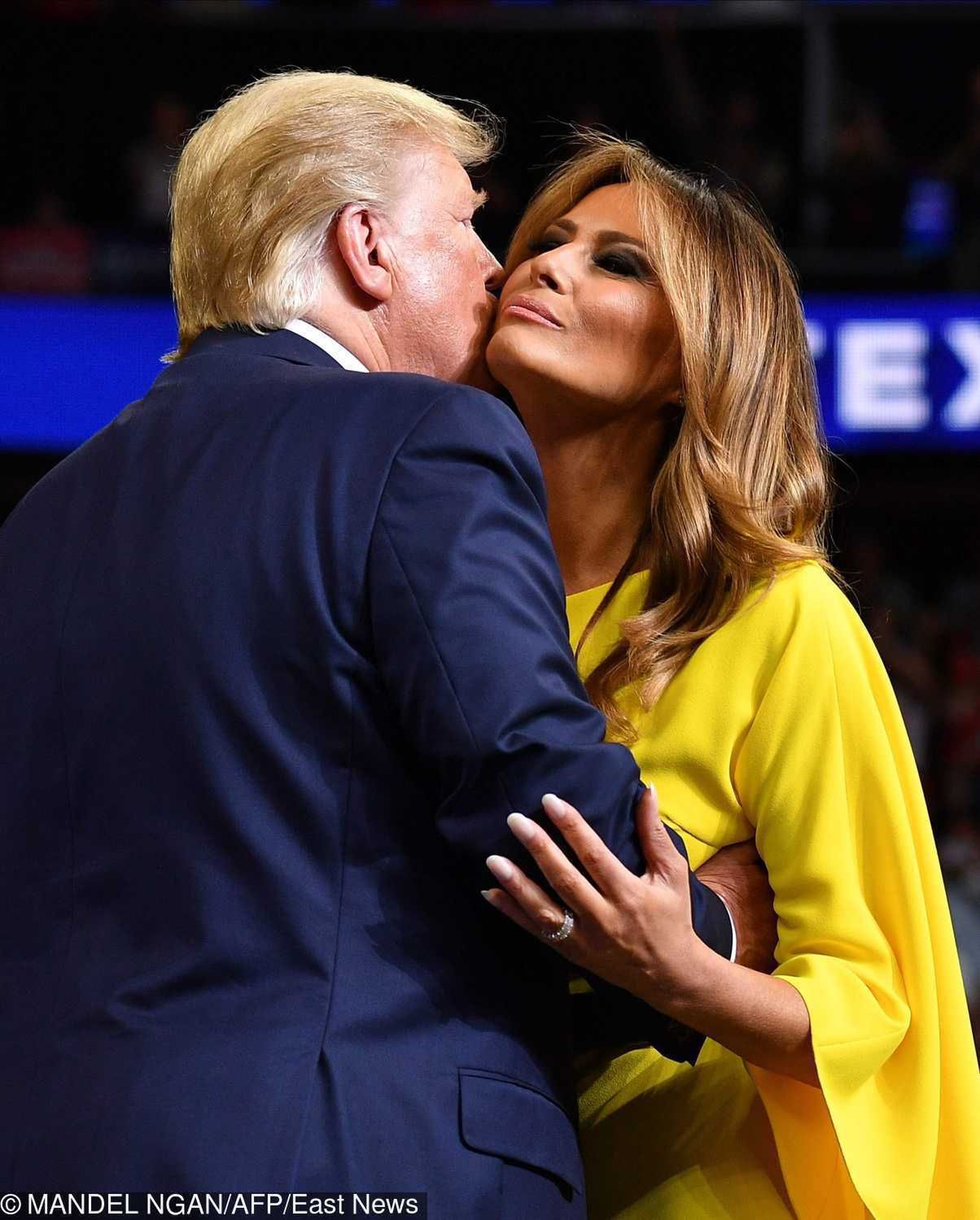 Melania Trump w żółtym kombinezonie wspiera Donalda Trumpa