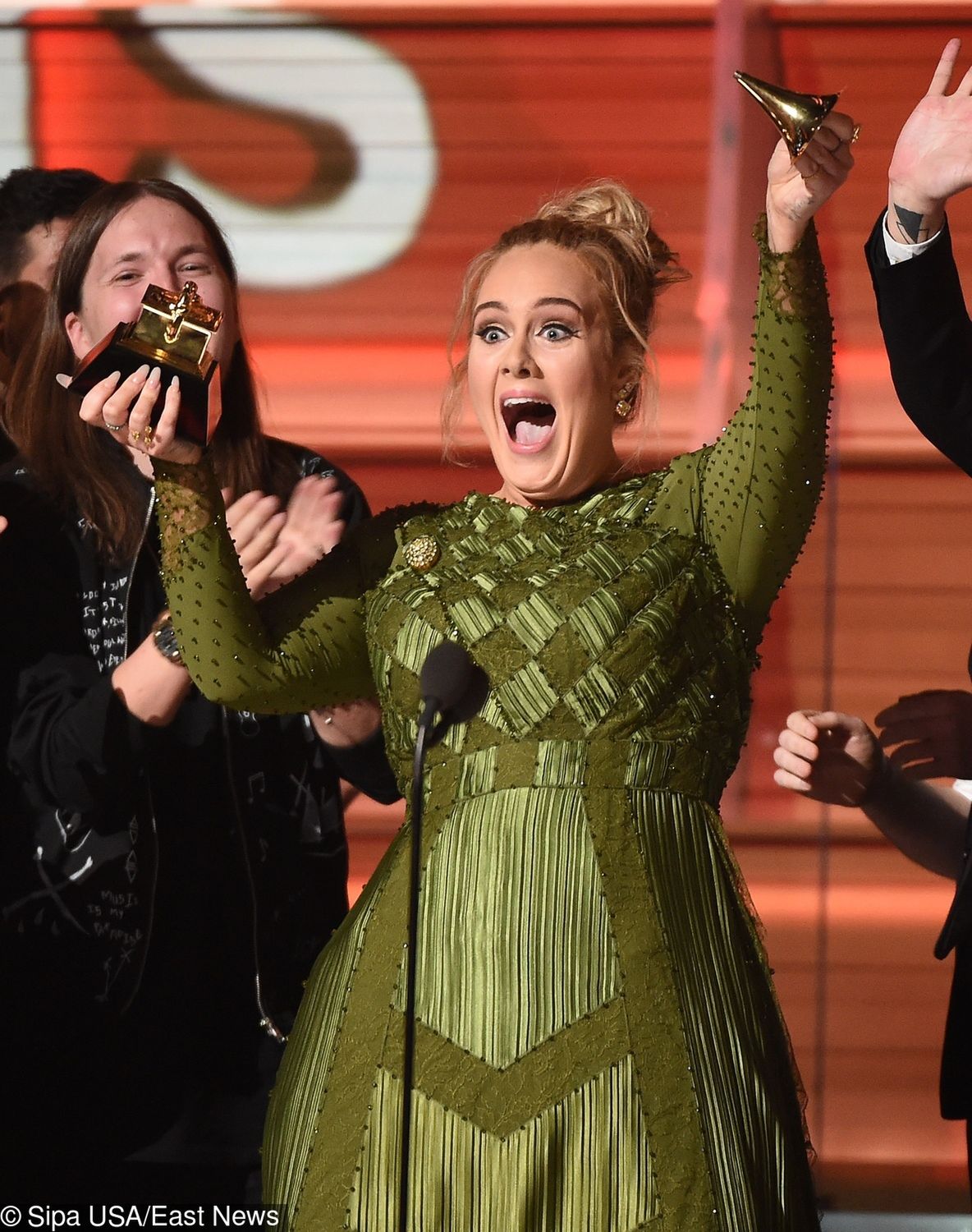 Adele złamała nagrodę Grammy na pół i przekazała część Beyonce