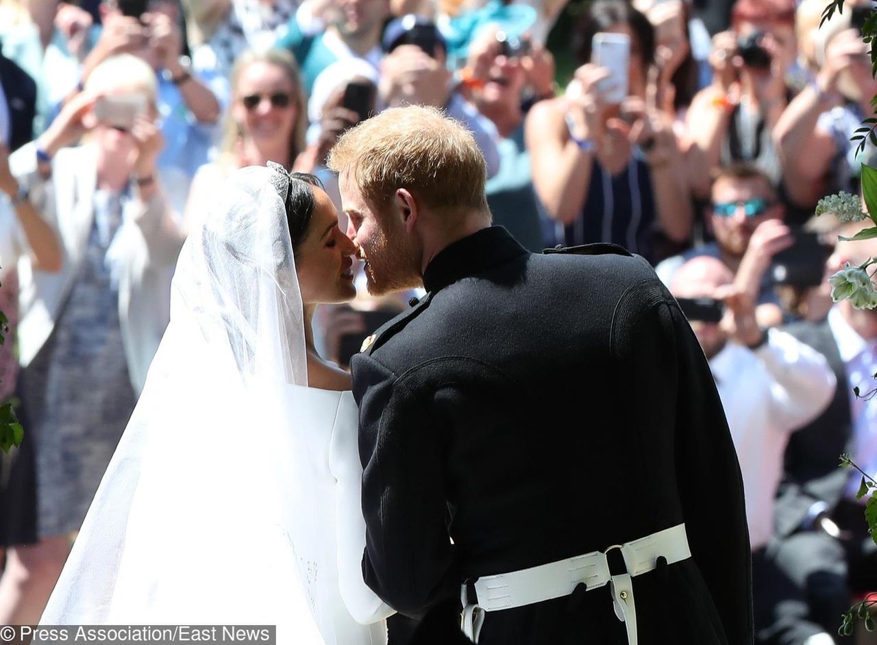 Pierwszy pocałunek Meghan Markle i księcia Harry'ego po ślubie