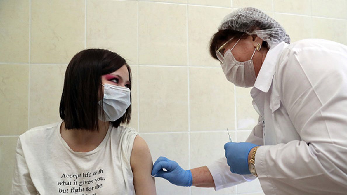 Nowy raport o NOP-ach. Dlaczego u niektórych pacjentów po szczepieniu pojawia się metaliczny posmak w ustach?