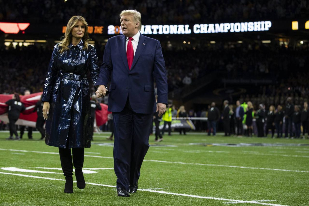 Melania Trump w lateksowym płaszczu i Donald Trump na meczu