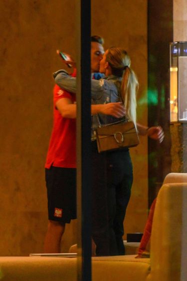 Jessica Ziółek i Arkadiusz Milik całują się w hotelu przed meczem Polska-Japonia na Mundialu