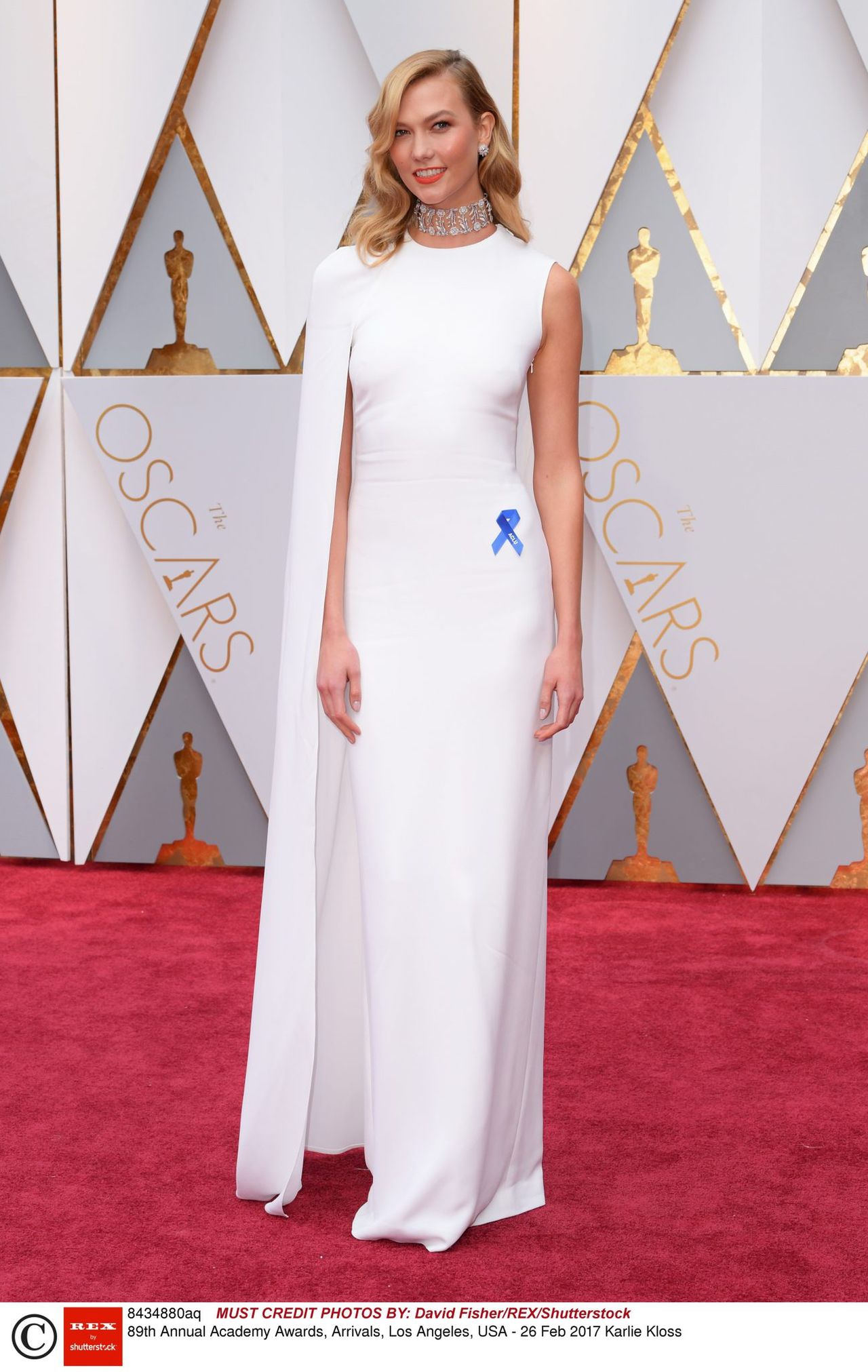 Karlie Kloss w kreacji Oscary 2017 z niebieską wstążką