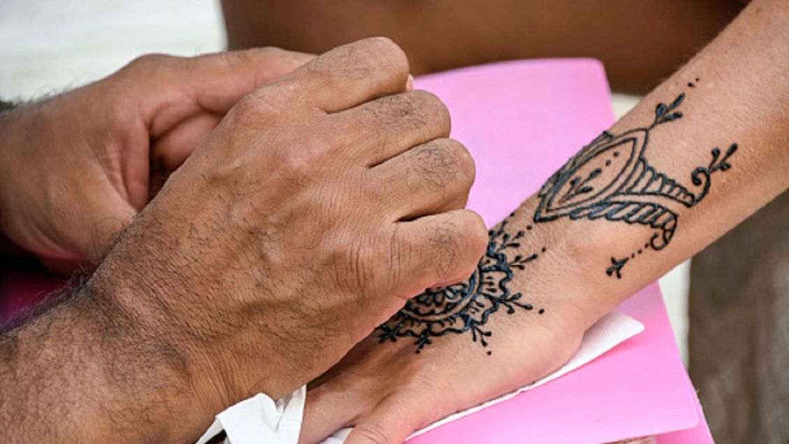 Tatuaże z henny nie zawsze są bezpieczne. Zobacz, kiedy nie wolno je stosować