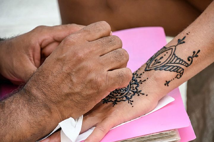 Tatuaże z henny nie zawsze są bezpieczne. Zobacz, kiedy nie wolno je stosować