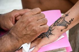 Tatuaże z henny nie zawsze są bezpieczne. Zobacz, kiedy nie wolno ich stosować